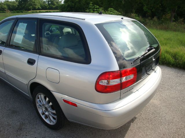 2004 Volvo V40 Base