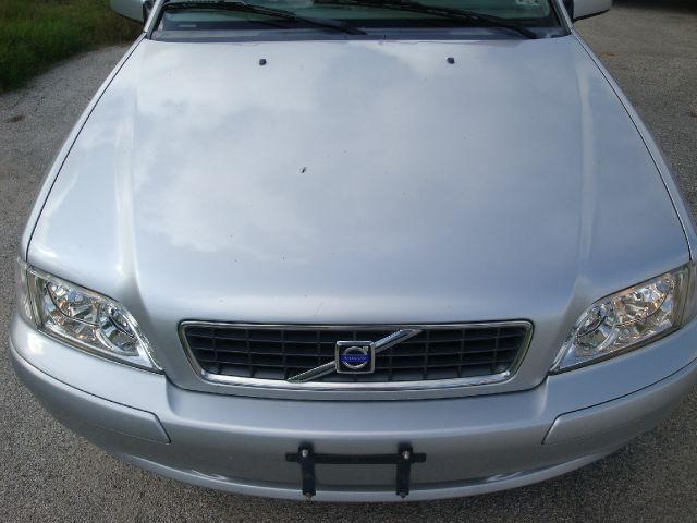 2004 Volvo V40 Base