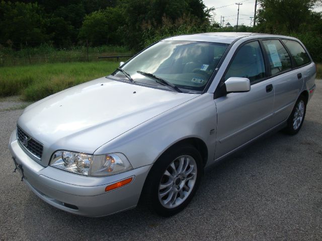 2004 Volvo V40 Base