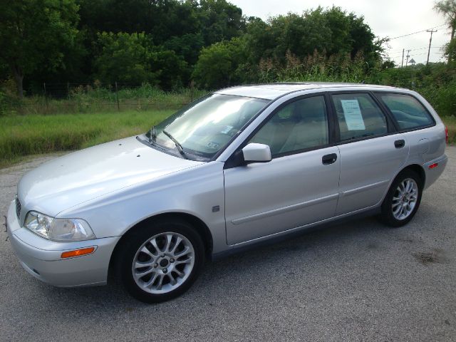 2004 Volvo V40 Base
