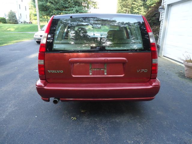 1998 Volvo V70 Base