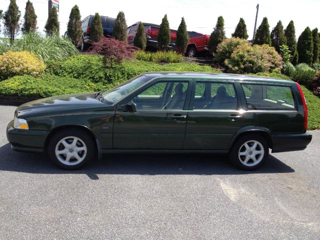 1998 Volvo V70 Base