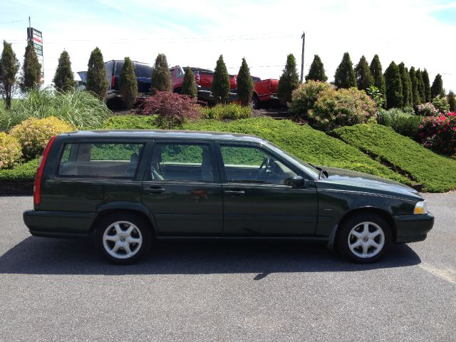1998 Volvo V70 Base