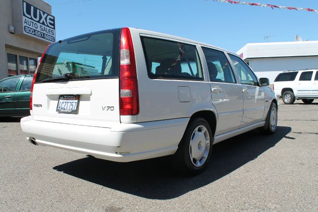 1998 Volvo V70 Base