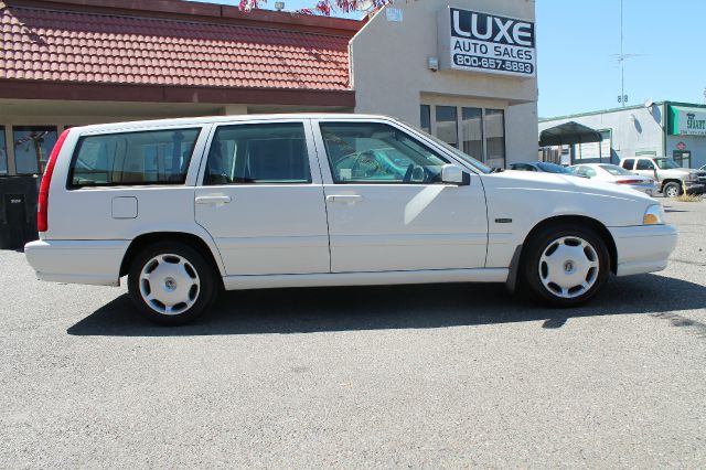 1998 Volvo V70 Base