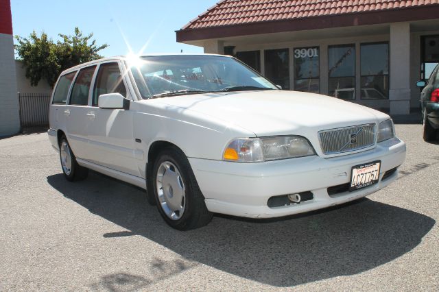 1998 Volvo V70 Base