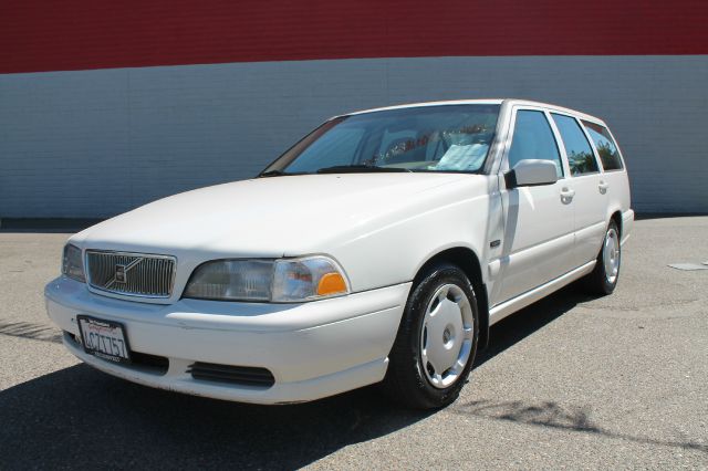 1998 Volvo V70 Base