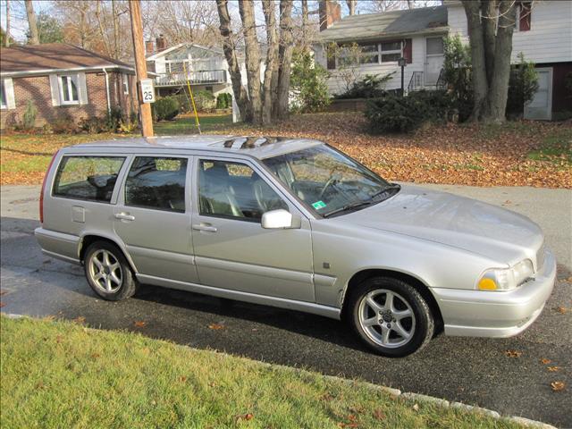 1999 Volvo V70 Base