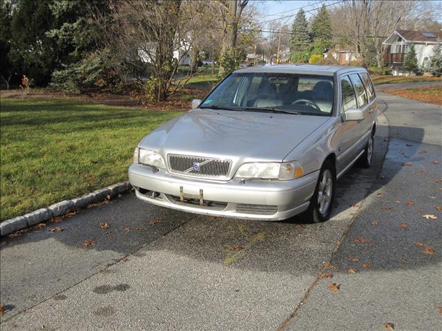 1999 Volvo V70 Base