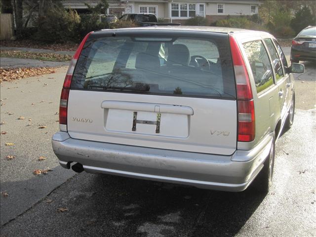 1999 Volvo V70 Base