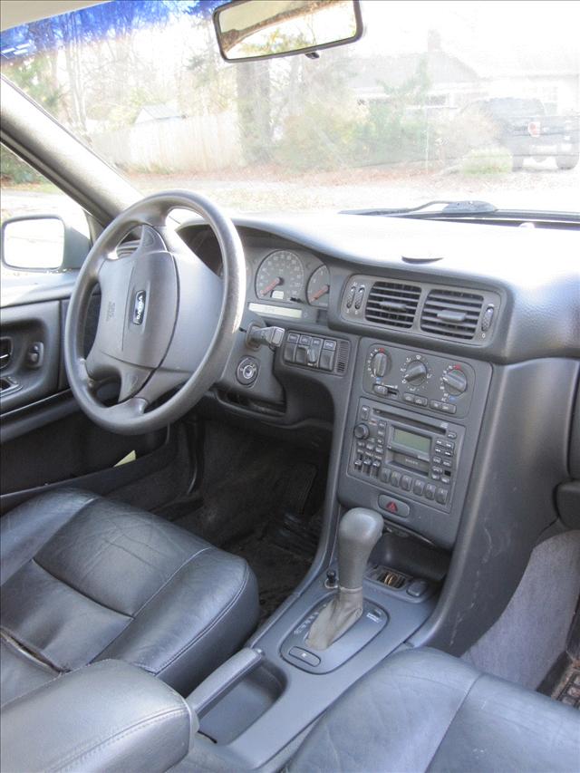 1999 Volvo V70 Base