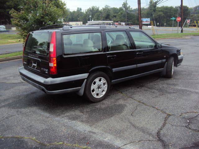 2000 Volvo V70 2007 Nissan 3.5 S