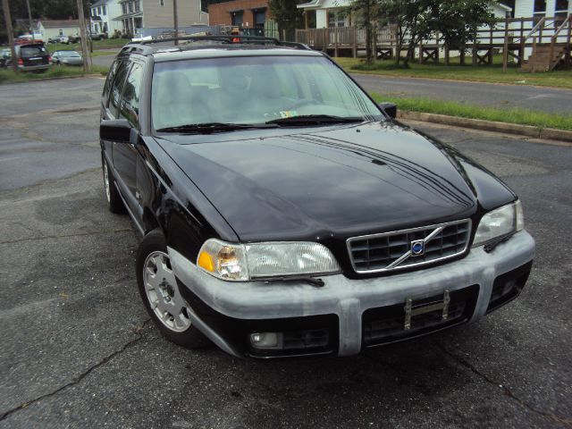 2000 Volvo V70 2007 Nissan 3.5 S