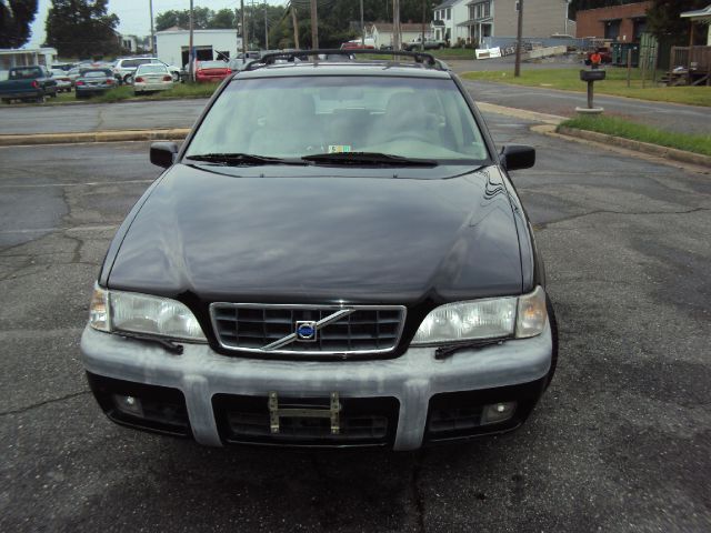 2000 Volvo V70 2007 Nissan 3.5 S