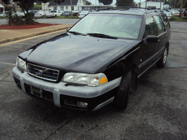 2000 Volvo V70 2007 Nissan 3.5 S
