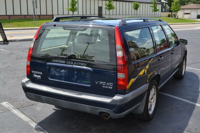 2000 Volvo V70 2007 Nissan 3.5 S