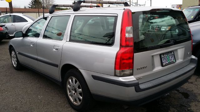 2001 Volvo V70 2.5i Sedan 4D