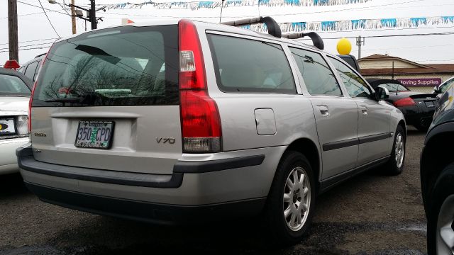 2001 Volvo V70 2.5i Sedan 4D