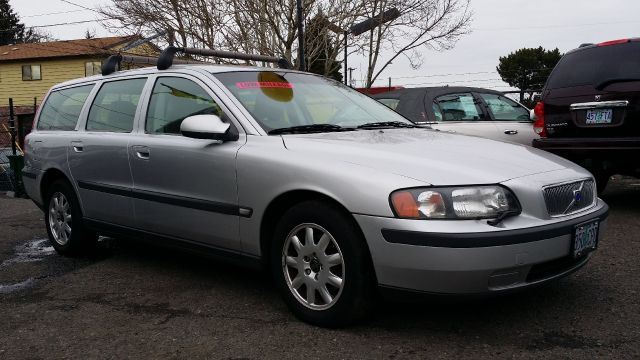 2001 Volvo V70 2.5i Sedan 4D