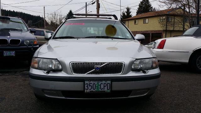 2001 Volvo V70 2.5i Sedan 4D