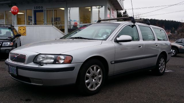 2001 Volvo V70 2.5i Sedan 4D