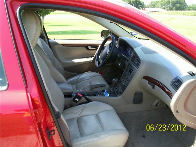 2001 Volvo V70 2dr Reg Cab 140.5 4WD Laramie