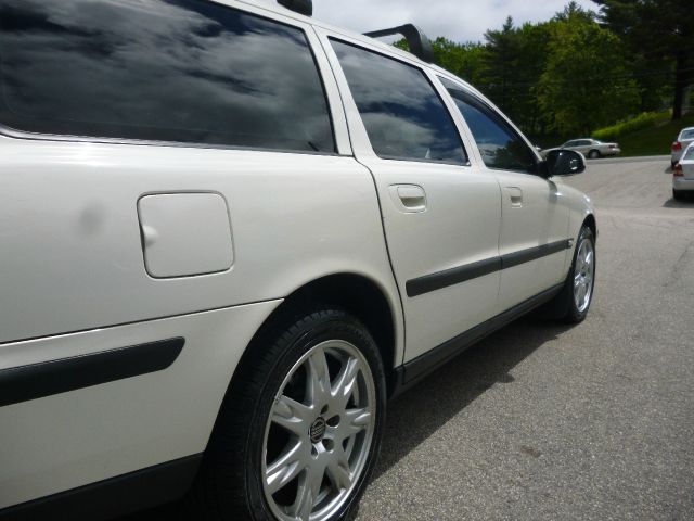 2002 Volvo V70 EX - DUAL Power Doors