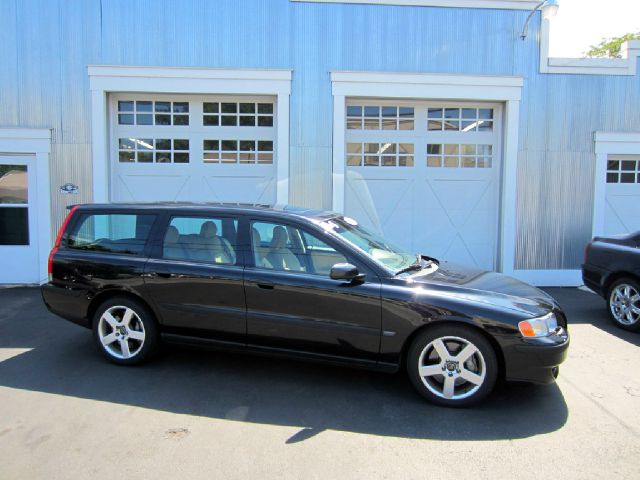 2004 Volvo V70 W/leather