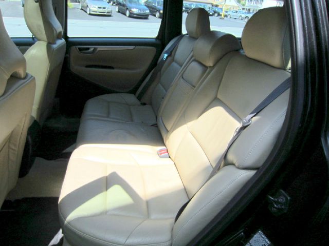 2004 Volvo V70 W/leather