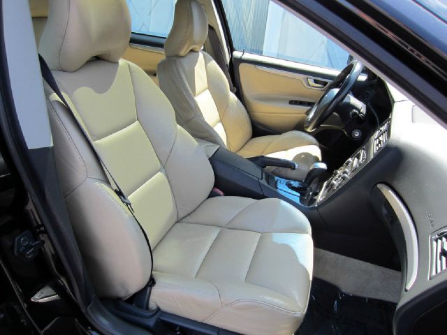 2004 Volvo V70 W/leather