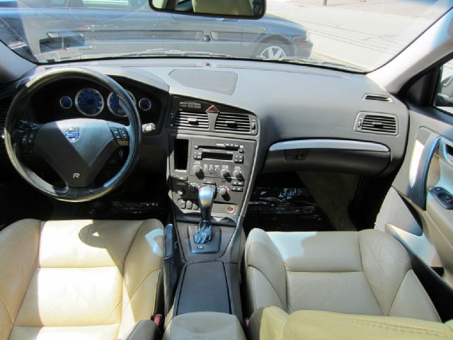 2004 Volvo V70 W/leather