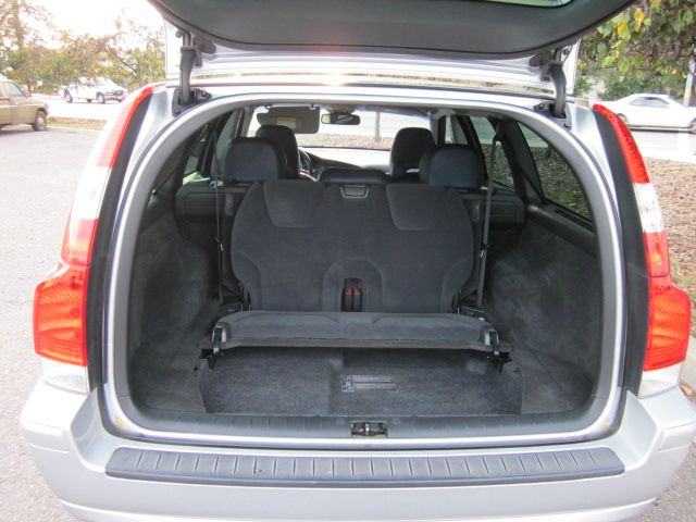 2005 Volvo V70 W/leather