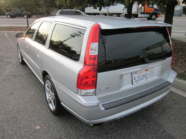 2005 Volvo V70 W/leather
