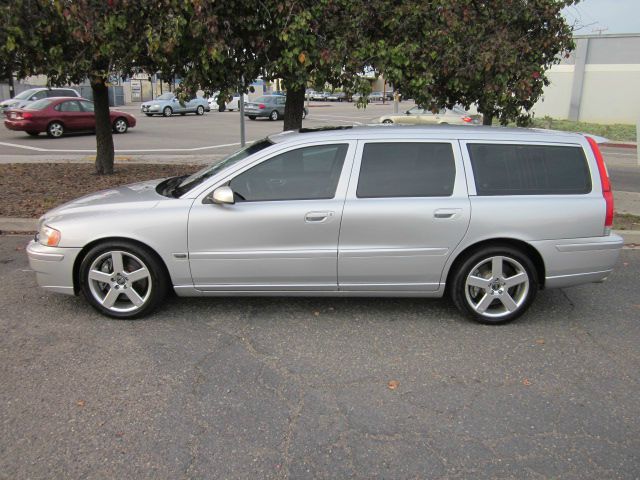 2005 Volvo V70 W/leather