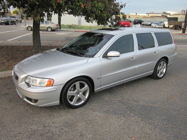 2005 Volvo V70 W/leather