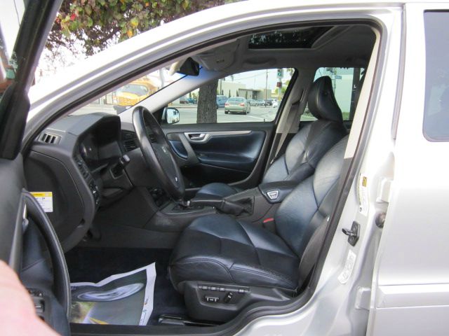 2005 Volvo V70 W/leather
