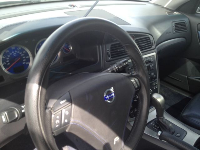 2006 Volvo V70 W/leather