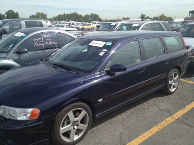 2006 Volvo V70 W/leather