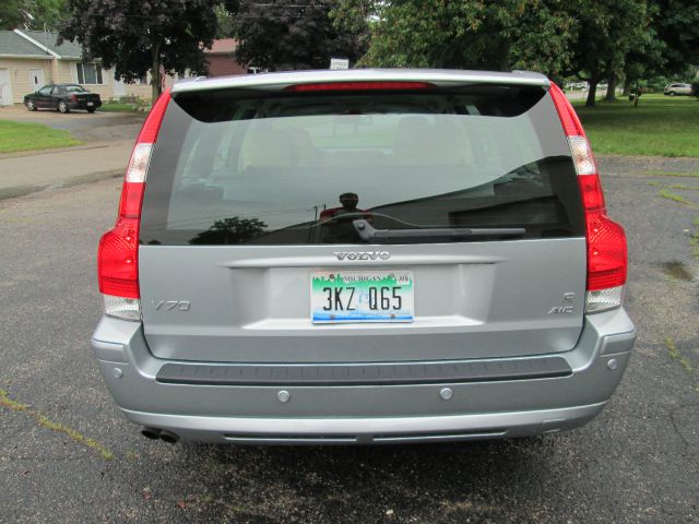 2006 Volvo V70 W/leather