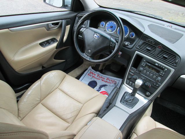 2006 Volvo V70 W/leather
