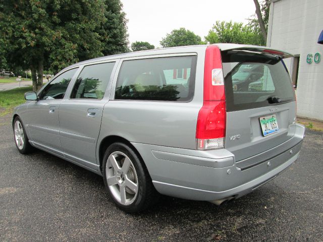2006 Volvo V70 W/leather