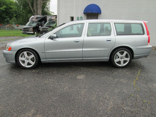 2006 Volvo V70 W/leather