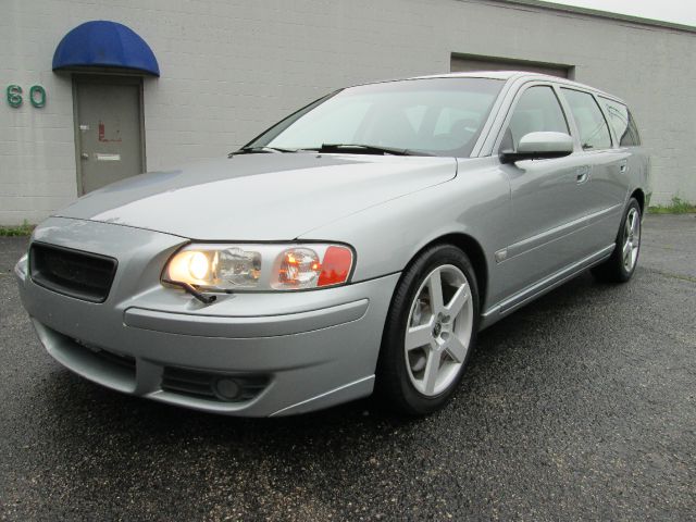 2006 Volvo V70 W/leather
