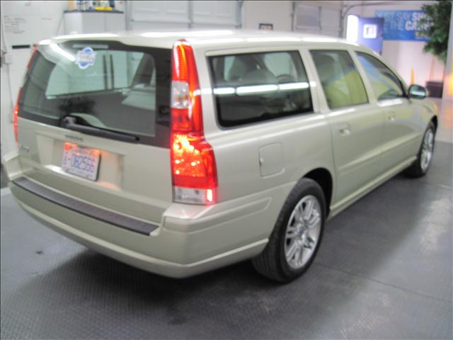 2007 Volvo V70 Reg Cab 137 WB, 60.0 CA DR