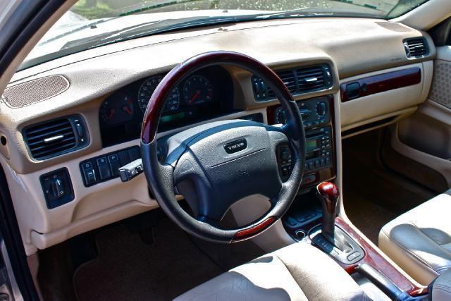 2000 Volvo V70 XC EX - DUAL Power Doors