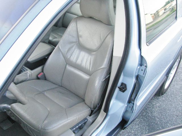 2001 Volvo V70 XC EX - DUAL Power Doors