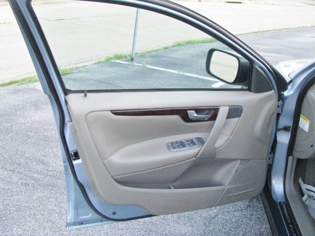 2001 Volvo V70 XC EX - DUAL Power Doors