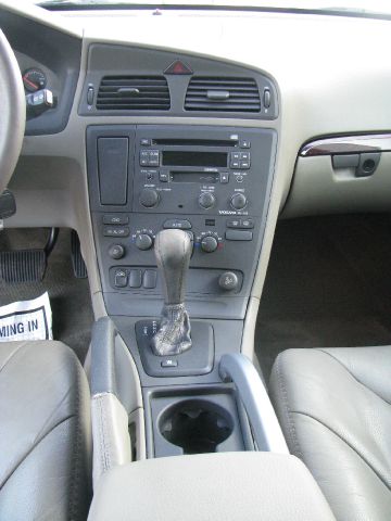 2001 Volvo V70 XC EX - DUAL Power Doors