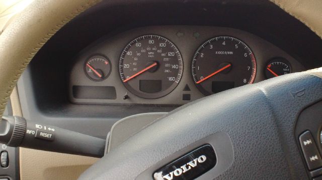 2001 Volvo V70 XC EX - DUAL Power Doors