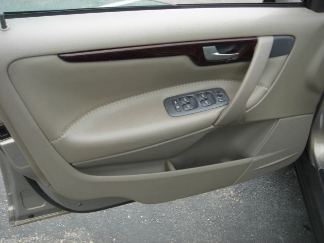2001 Volvo V70 XC EX - DUAL Power Doors